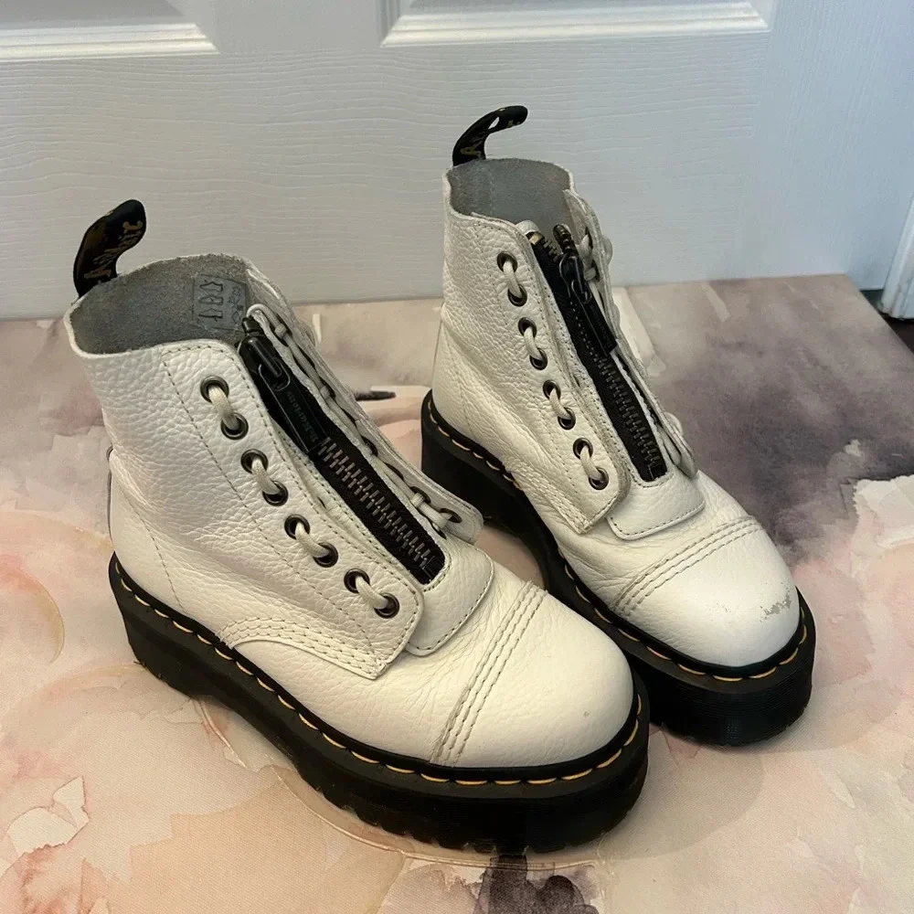 ! Dr. Martens SINCLAIR MILLED LEATHER PLATFORM BOOTS MSRP$250 in white